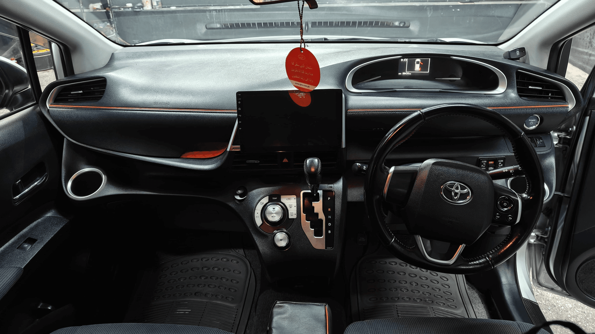 Professional Car Detailing in Lahore – 8 Services for Every Need
